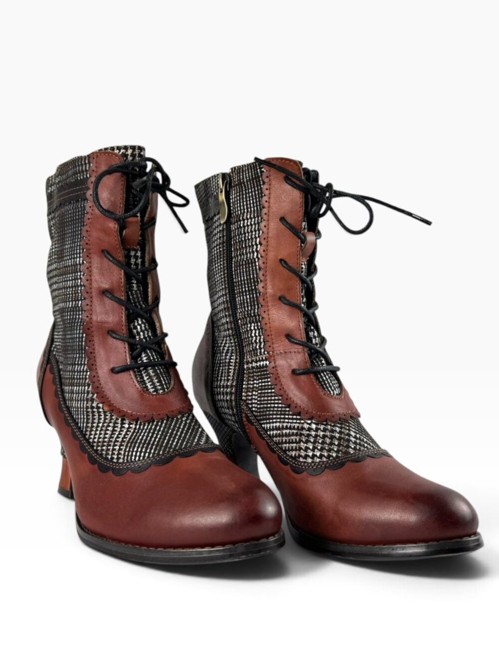 L’Artiste Spring Step Bewitch Boots • Plaid + Leather • Women’s size 8.5